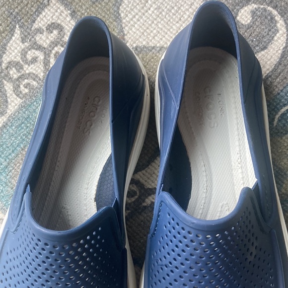 Crocs Boat Shoes Navy and White Size 7 in mint condition - Picture 2 of 4